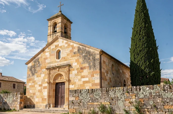 Église romane en pierre de taille du village de Fuveau avec clocher carré et cyprès provençal