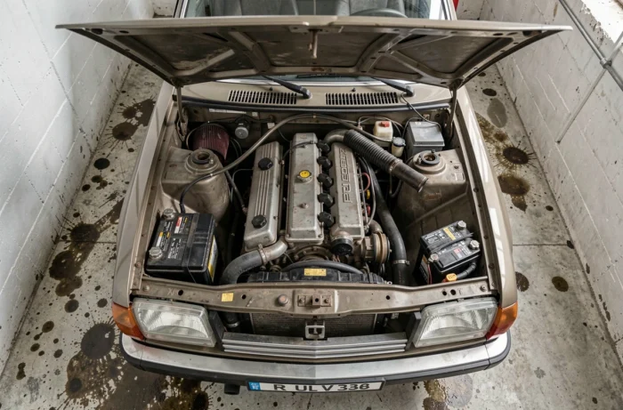 Compartiment moteur d'une Renault 30 V8 avec le bloc PRV V6 visible, capot ouvert dans un garage vintage français